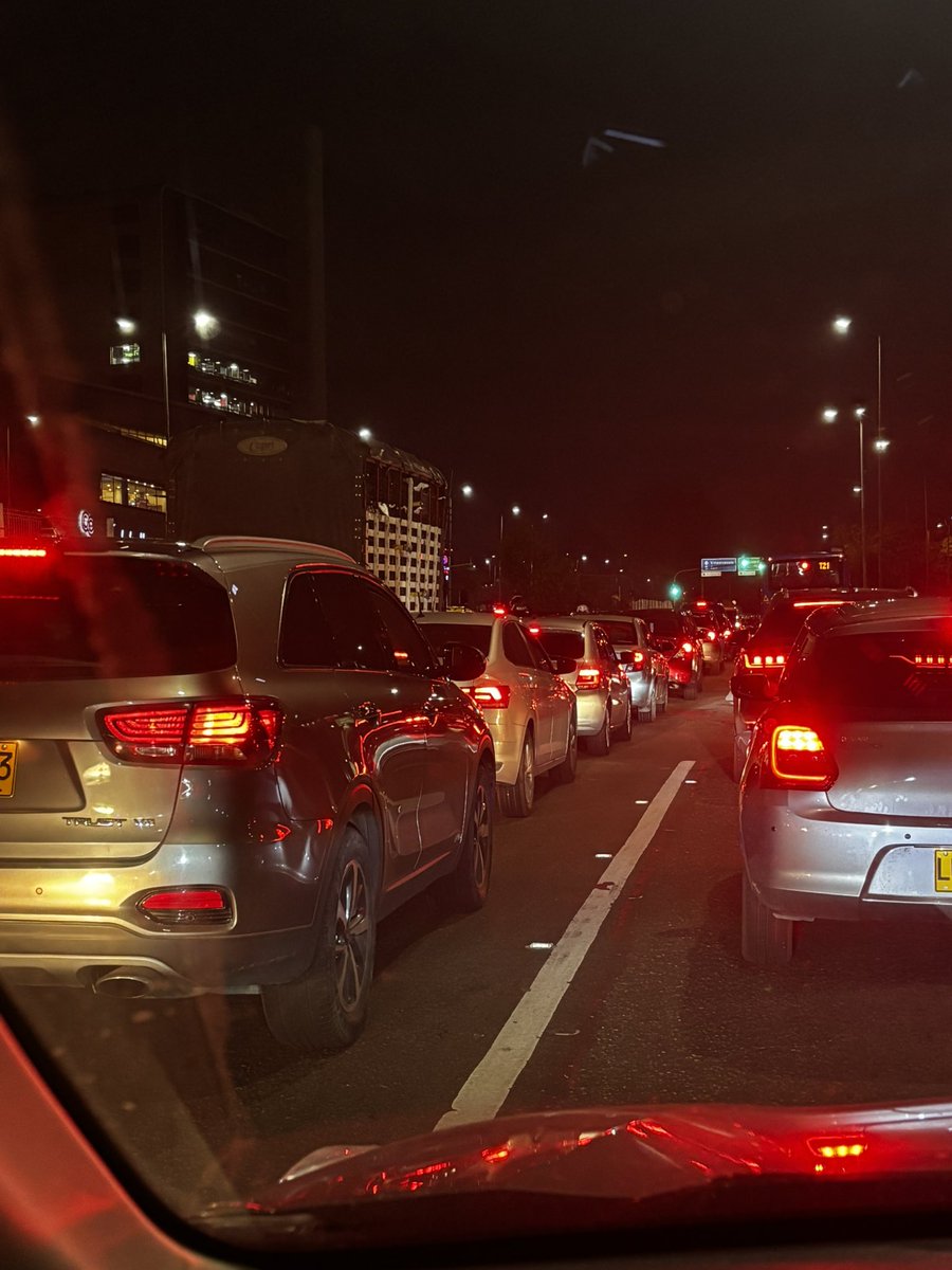 FelipeLezama's tweet photo. Alguna solución a la vista para la pésima idea de quitar el puente peatonal de la Boyacá al frente del CC Titán Plaza y poner un semáforo? @SectorMovilidadtpdo ese entorno es un caos y todo por ese semáforo. Foto de domingo a las 10:15 pm NO HAY DERECHO. https://t.co/R2G6i2TG9r