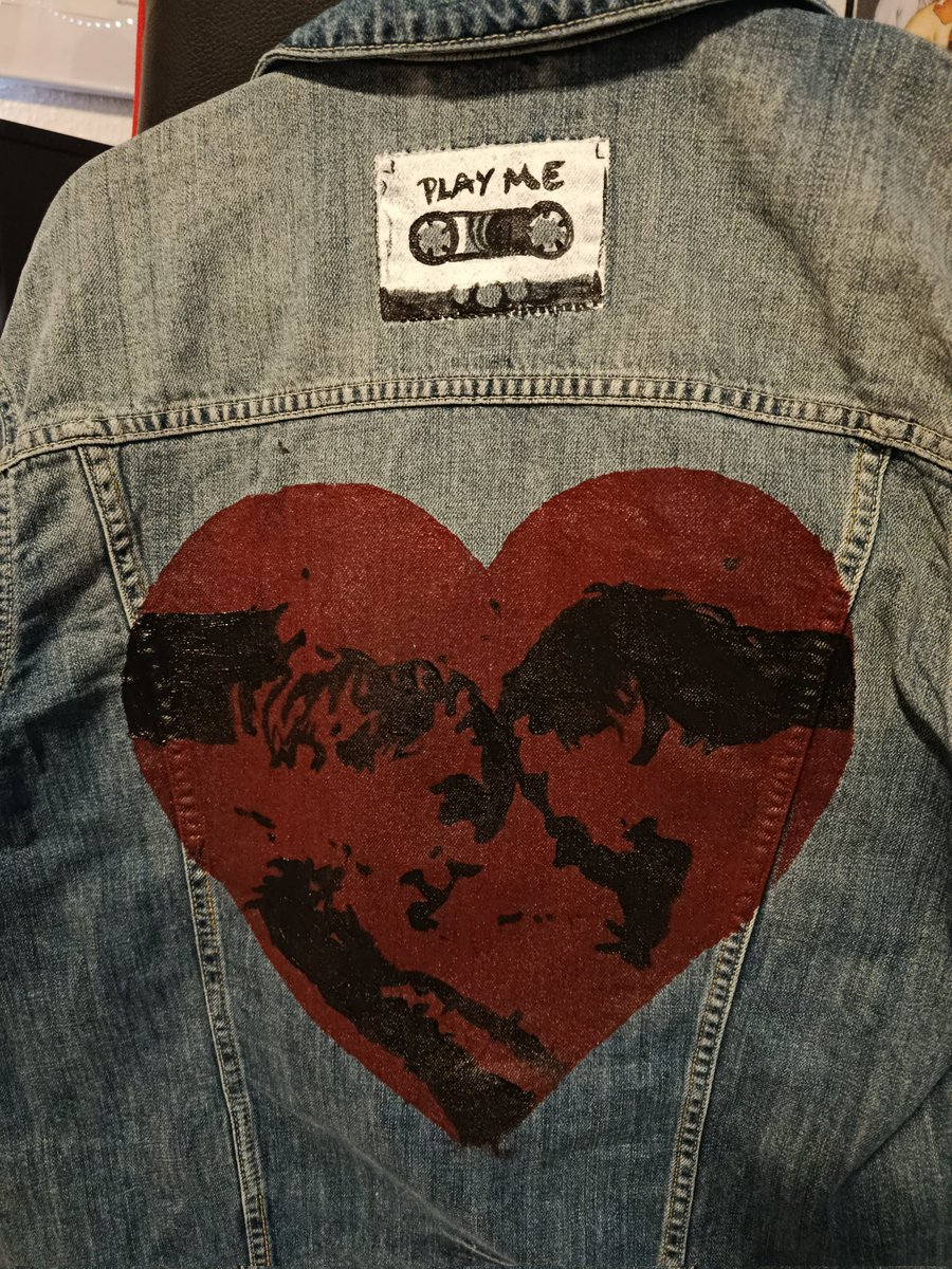 Sebastian_1990_'s tweet image. Customized my denim jacket for my boyfriend for Valentine's day 🥰♥️ #saw #chainshipping