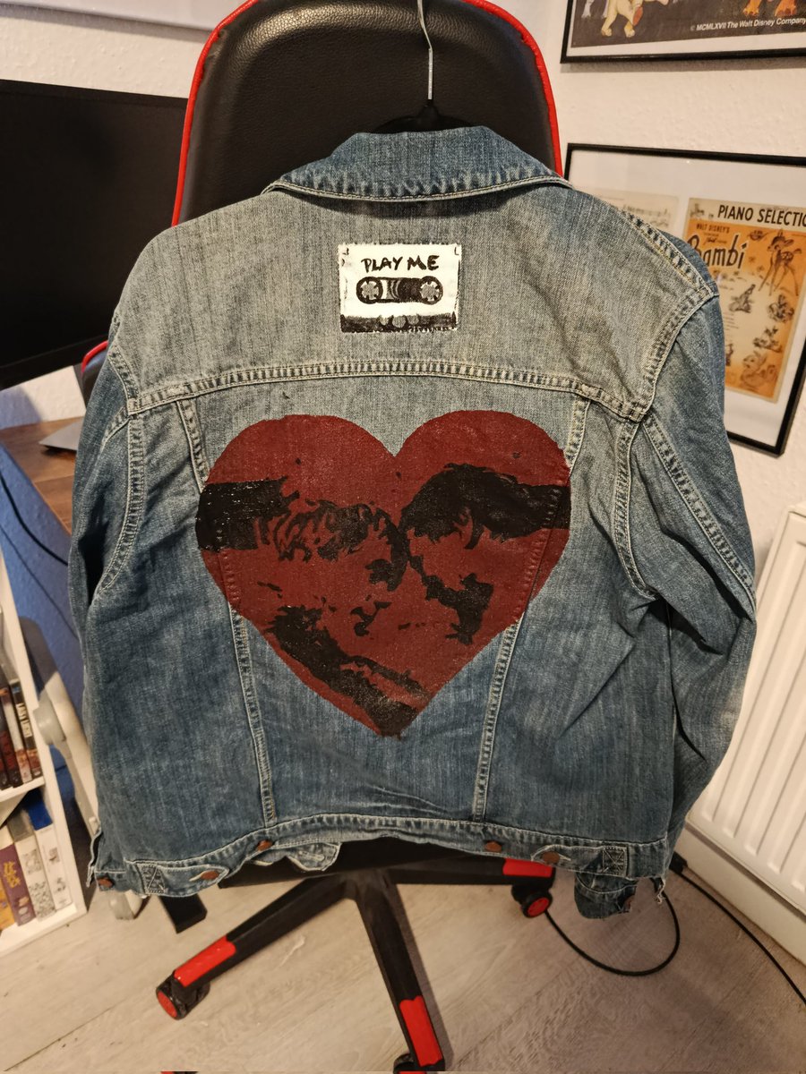 Sebastian_1990_'s tweet image. Customized my denim jacket for my boyfriend for Valentine's day 🥰♥️ #saw #chainshipping