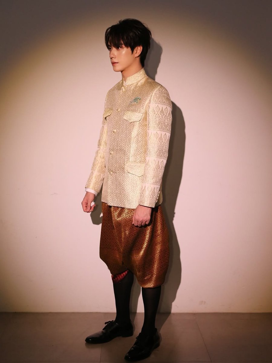 IG: tee_jaruji 

ผืนผ้าเล่าเรื่อง รากเหง้าของแผ่นดิน
ร่วมใจกันสืบศิลป์ ถิ่นไทยไม่เลือนหาย

#ธรรมศาสตร์รวมใจรักษ์ผ้าไทยคู่แผ่นดินxตี๋ธนพล 
#TEeThanapon #ตี๋ธนพล 
#finaleweddingstudio