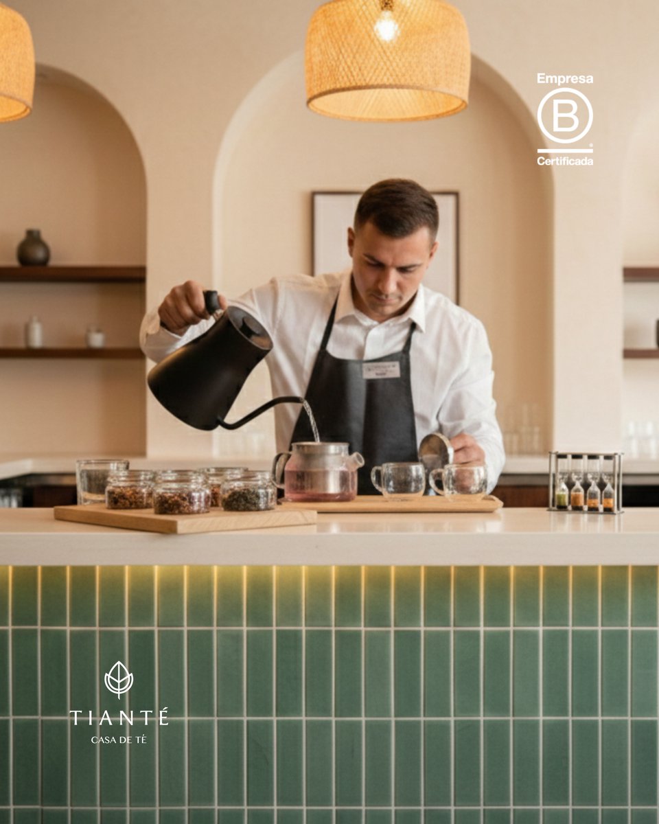 TianTeMX's tweet image. Donde sea: té de hoja entera, preparado al momento. 🫖✨
Tú eliges el perfil (floral, tostado, frutal…), y el barista lo convierte en tu bebida favorita.

#TIANTÉ #PoolBar #TeaService #TeHojaEntera #TeDeEspecialidad #BebidasPremium #HotelDeLujo #TeaLovers #IcedTea