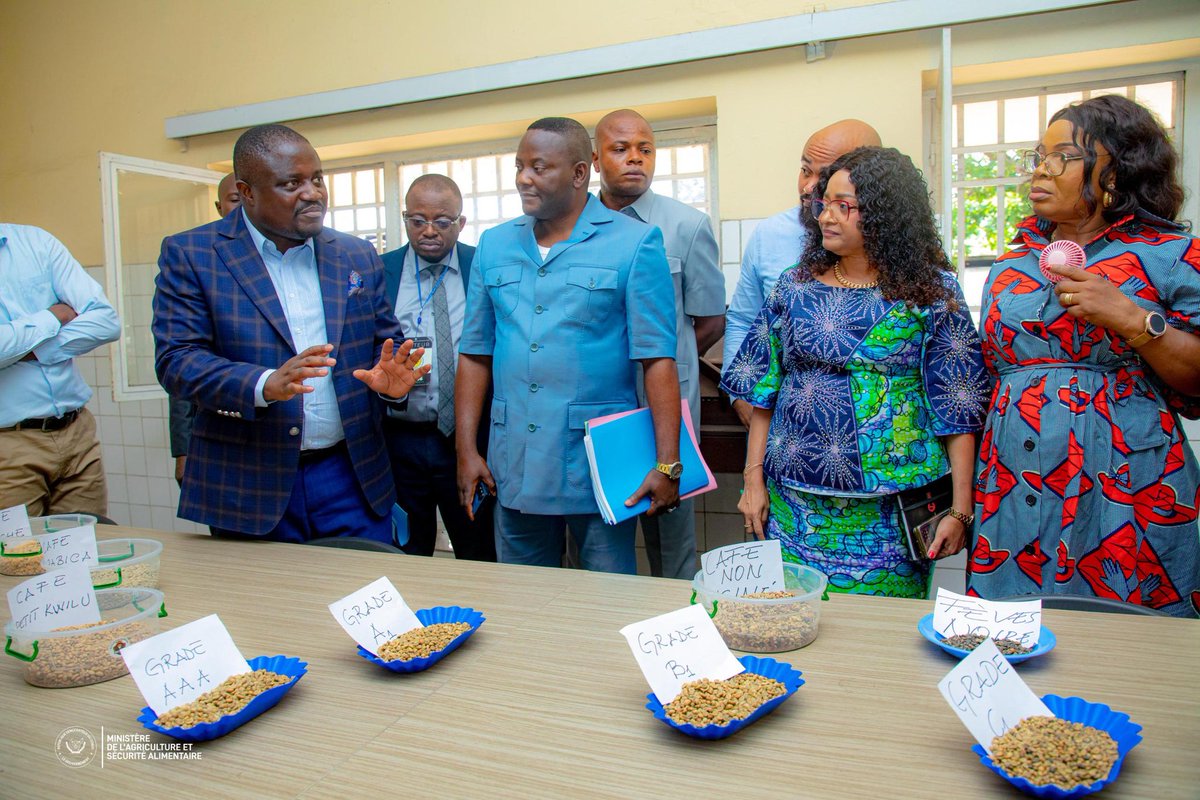 laclochrdc's tweet photo. Relance agricole en RDC : en visite à l’ONAPAC, le Ministre d’État Muhindo Nzangi Butondo réaffirme la priorité accordée aux cultures pérennes et à la production d’exportation.
Un ONAPAC fort pour une agriculture forte. #RDC #ONAPAC #AgricultureRDC #SécuritéAlimentaire https://t.co/INRBTvGqIj