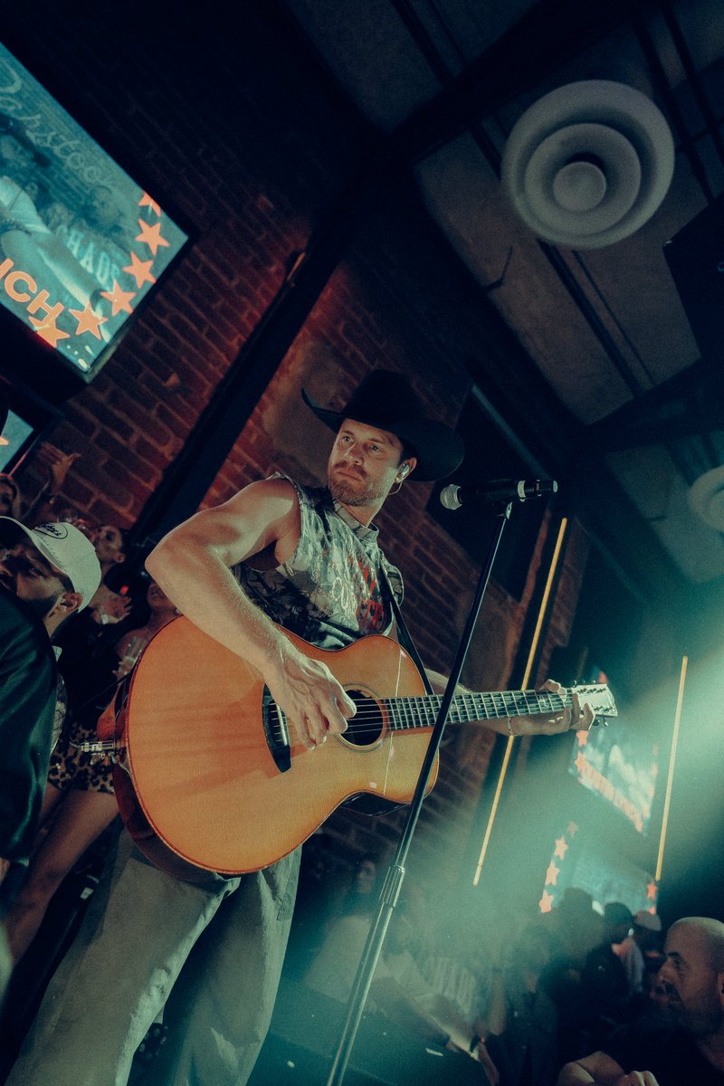 Dustin Lynch tweet media