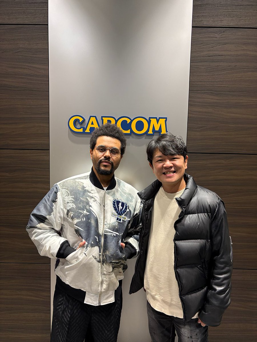 今SNSで日本滞在情報が相次ぐ @TheWeeknd がカプコンにもキター！
こちらはいくつかのカプコンタイトルを遊んでもらった後の、辻本Pとの2ショット✨
 
お気に入りのタイトルはなんだったんだろ？