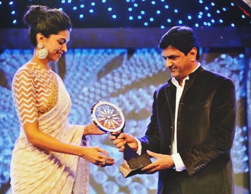 Gdmorning lovely golden gorgeous lady <a href="/deepikapadukone/">Deepika Padukone</a> <a href="/RanveerOfficial/">Ranveer Singh</a> bhai and all the family have a very gd Wednesday tc each other and Of the little princess Dua and the family stay always blessed to lord ganesha and gdmorning everyone tc god bless you 💐🤗❤️😘🙏🏻