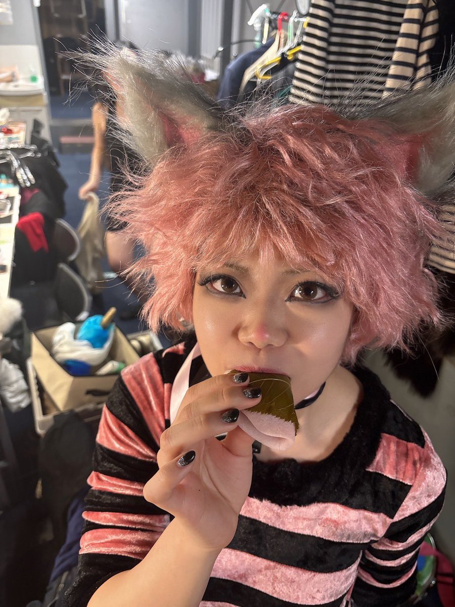 ProjecNyx宝島🏴‍☠️✨️
今日でおりかえしーーー！！！
ジム・パネラが交代です！
わくわく！
差し入れで頂いた桜もちたべようとしたら｢ピンクだらけでかわいいね🌸｣ってとってもらった桜餅たべ猫🐱
#ニクス宝島