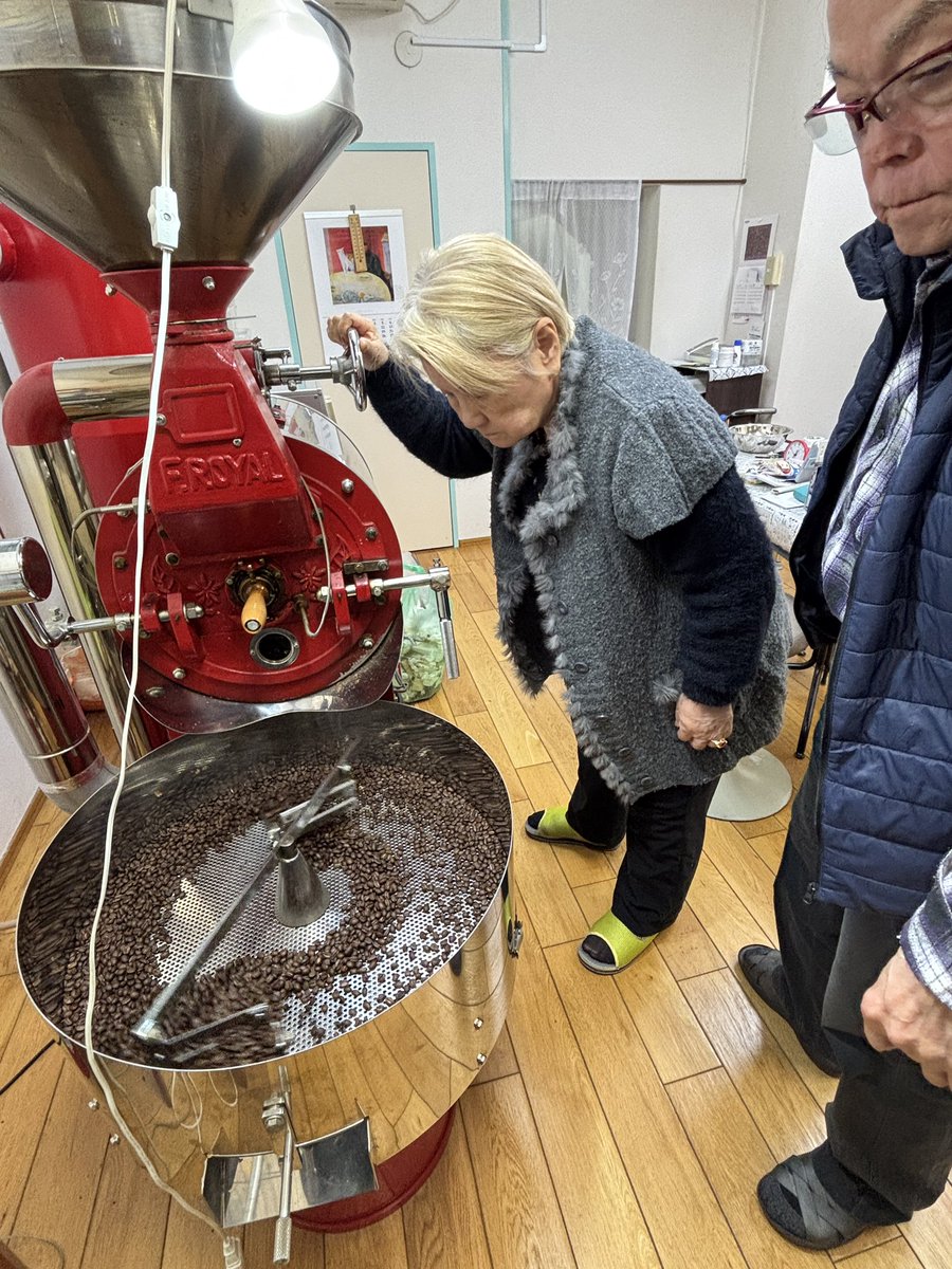 【🇯🇵本日営業】
本日祝日🎌ですが、当店は通常通りの営業です。
日曜日に不測のトラブル（原因は車のバッテリーダウン）で臨時休業した分、売ります！

というか、買いに来てください！！

18時までお待ちしております👍

#国立市☔️2.7℃
#スペシャルティコーヒー #企業公式が毎朝地元の天気を言い合う