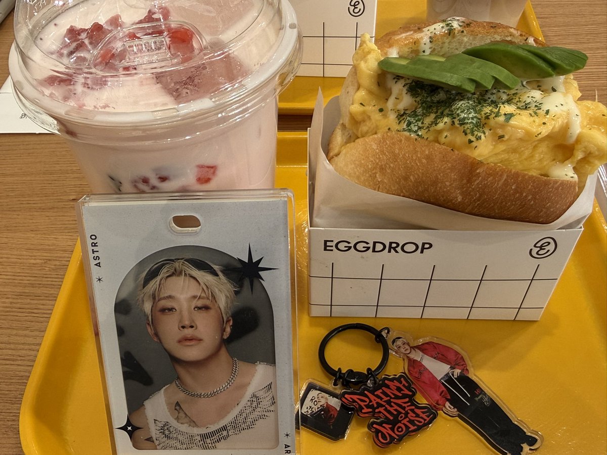 HiASTRO426's tweet photo. 韓国で食べたいと思ったけど食べられなかったから、日本で食べてみた卵のサンドイッチ
卵がほんのり甘くて美味しかった😋
キーボードキーホルダーは韓国で流行っているのかあちこちでたくさん見かけたけど、これまた日本で作りました🤭
ASTROのロゴ、かわいい😍
#EGGDROP
#lattencos https://t.co/YgS9IXPPnb