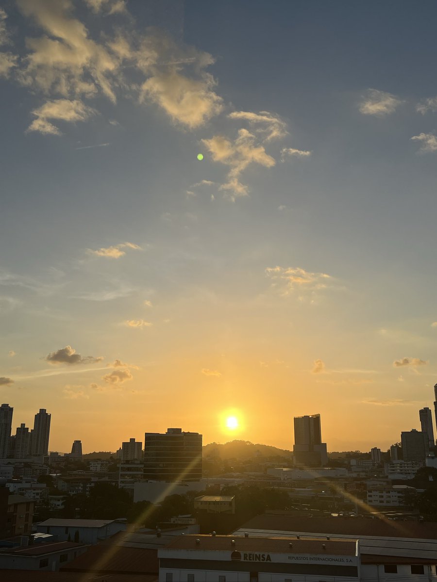 JulietBernardF's tweet photo. La hora dorada ☀️ #PanamaCity #FelizMartes https://t.co/O6Vm9pkdBV