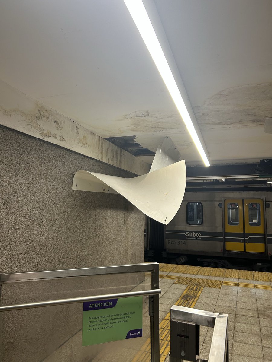 Micaaguerrido's tweet image. Hace cuanto abrieron la estación facultad de medicina por obra, menos de 1 año? Así está. @Emova_arg @jorgemacri