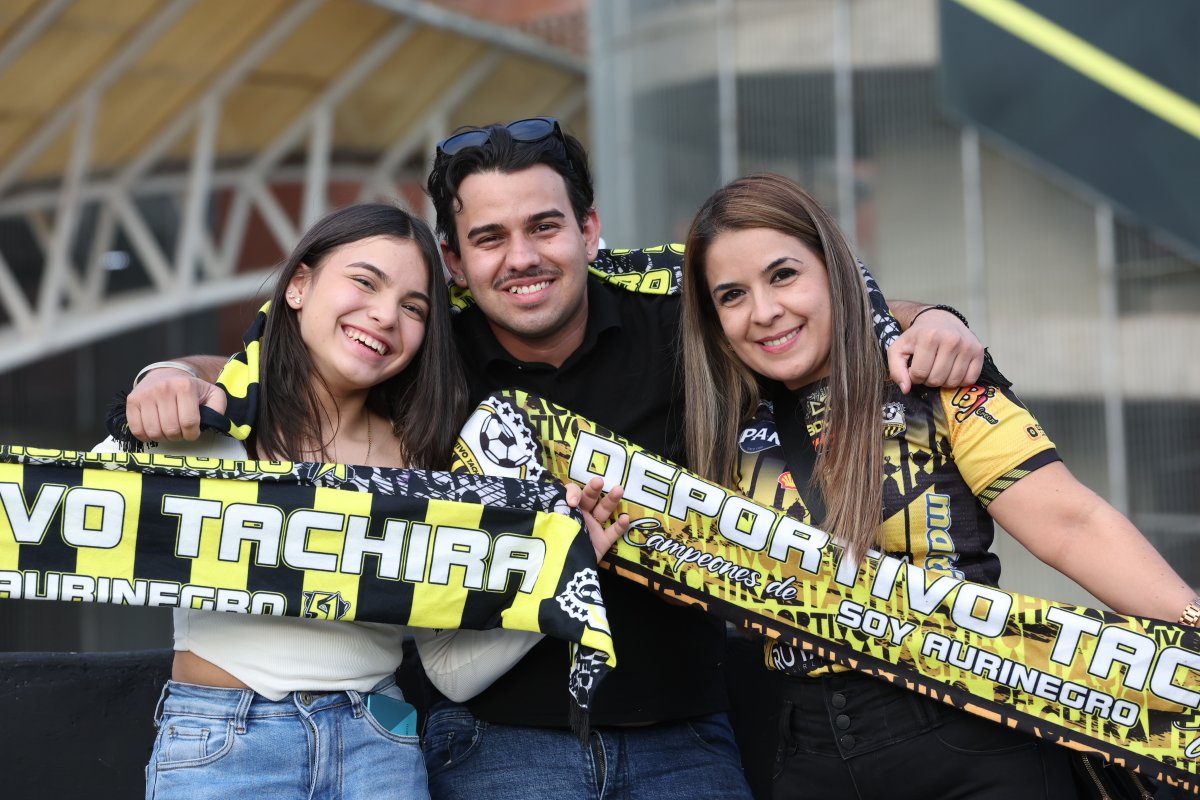 Libertadores's tweet photo. "𝓛𝓸 𝓾𝓷𝓲𝓬𝓸 𝓶𝓪𝓼 𝓯𝓾𝓮𝓻𝓽𝓮 𝓺𝓾𝓮 𝓮𝓵 𝓸𝓭𝓲𝓸 𝓮𝓼 𝓮𝓵 𝓪𝓶𝓸𝓻" 💛🖤 @DvoTachira 

#Libertadores #GloriaEterna https://t.co/ML8MFUJPLS