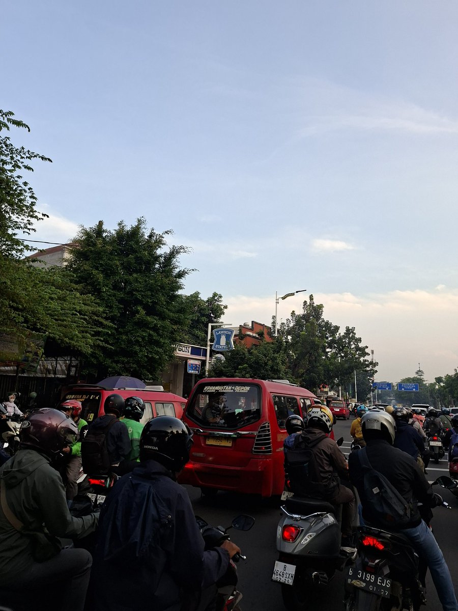 jhanseniv's tweet photo. Depan stasiun Tanjung Barat pun sama. Macetnya gak kunjung selesai dari dulu karena banyak angkot ngetem https://t.co/utMu5M80lK