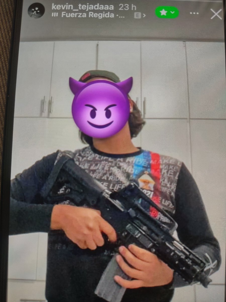 TodoSoCiAlIsTic's tweet photo. ❌ El jarismo en su máxima expresión: Dir. de @PABIC_GobOax @tejada_m01 y su hijo Kevin exhiben lujos q  gana a costa del pueblo, mientras la institución se convierte en agencia de Seg. privada con policías prestados y nómina inflada. Oaxaca paga, ellos disfrutan. @LagarrapataS22 https://t.co/EVTf0ptr4U