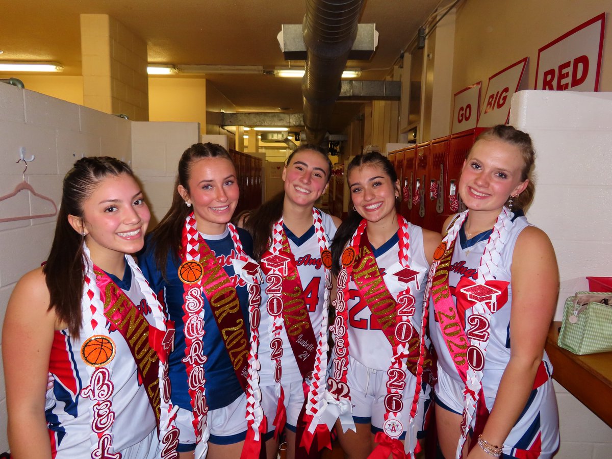 AbbeyMarie221's tweet photo. Senior night with my girls! #onelastridetogether #family https://t.co/Zguf2N7IQ7