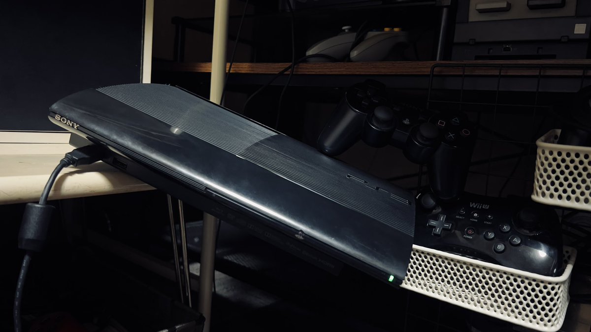 うちのPS3くんは本体をこれぐらい傾けないとディスクを読み込んでくれ