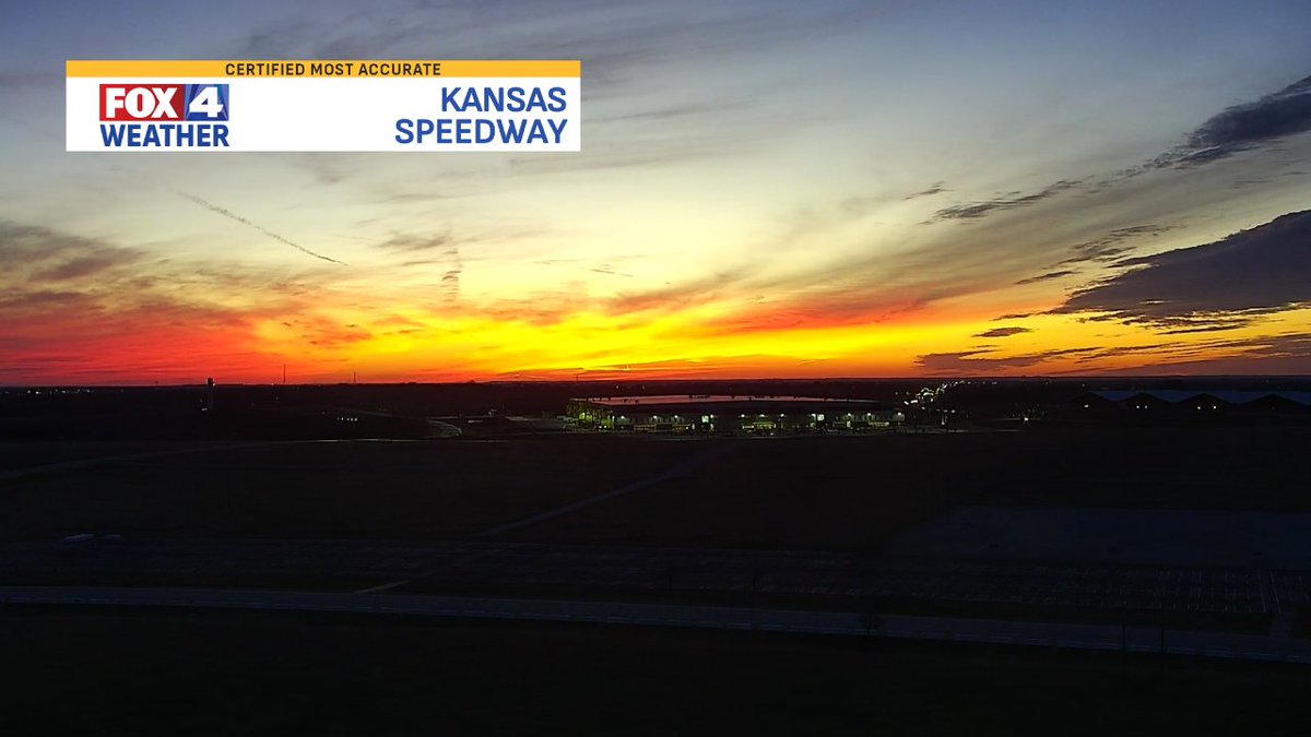 fox4wx's tweet image. I issued a #sunsetalert earlier...I'd say Mother Nature put o a nice show for us this evening (again). JL #mowx #kswx #kansascity