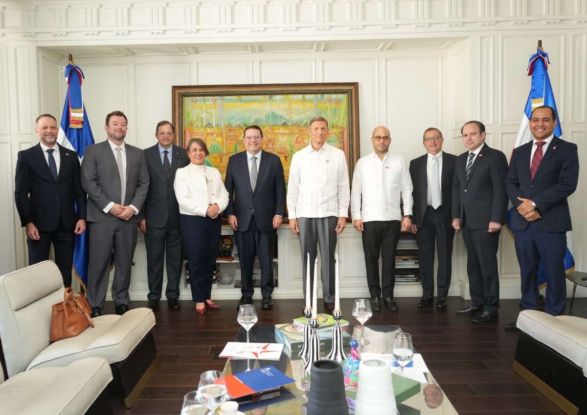 Hoy, junto al canciller <a href="/RobalsdqAlvarez/">Roberto Alvarez</a>, exploramos nuevas oportunidades de colaboración con aliados de Sudamérica, a través de esta conversación con Luciana Botafogo, presidenta ejecutiva de <a href="/Fonplata/">FONPLATA 🇦🇷🇧🇴🇧🇷🇵🇾🇺🇾</a>.

La internacionalización de nuestras relaciones e industrias es clave en el