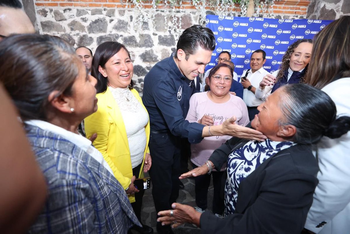 JorgeRoHe's tweet photo. Un gusto compartir una comida con la militancia y los liderazgos de @AccionNacional en Puebla.

Aquí hay convicción, identidad y amor por México. Estamos listos para lo que viene rumbo a 2027, con un PAN unido, fuerte y en territorio.

Defendemos la Patria, la Familia y la Libertad, porque ese es nuestro origen y también nuestro futuro. 🇲🇽🛡️💙

#PatriaFamiliaYLibertad