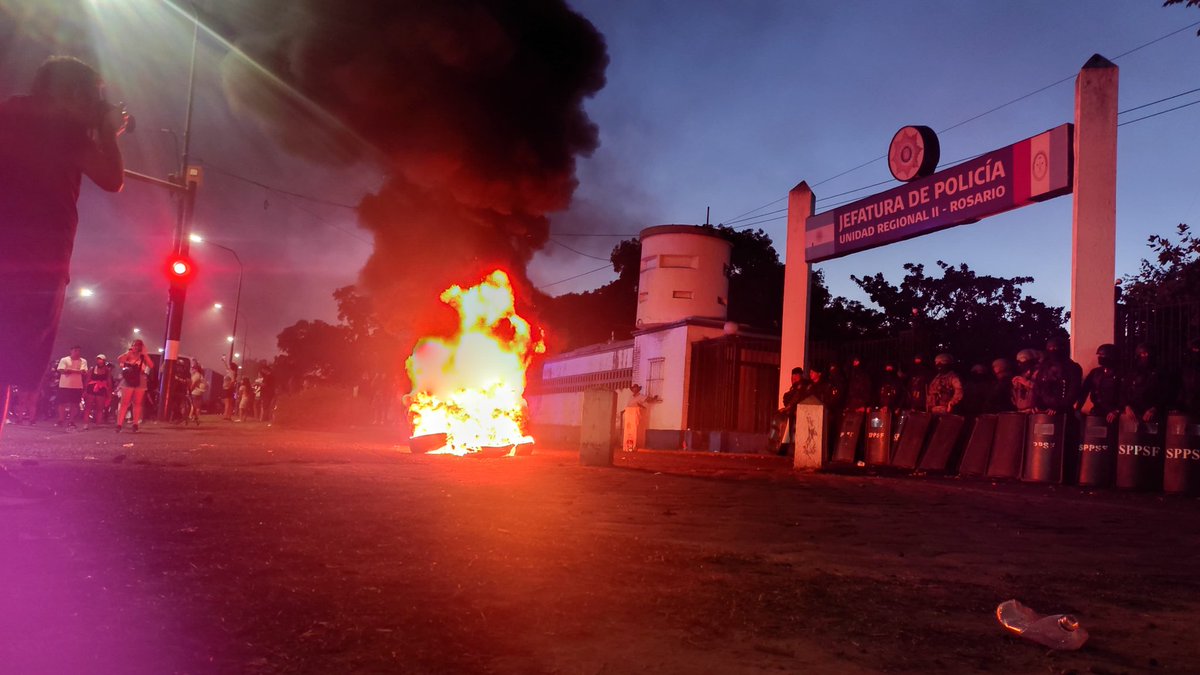 Los medios de Bs As cubriendo en vivo desde Jefatura, el 3 y 5, los canales de Scaglione, bien lejos, cubriendo el incendio en un galpón ya controlado. Más de 115 millones de pesos por día, dineros de los contribuyentes, para que Pullaro tenga los medios a su disposición.