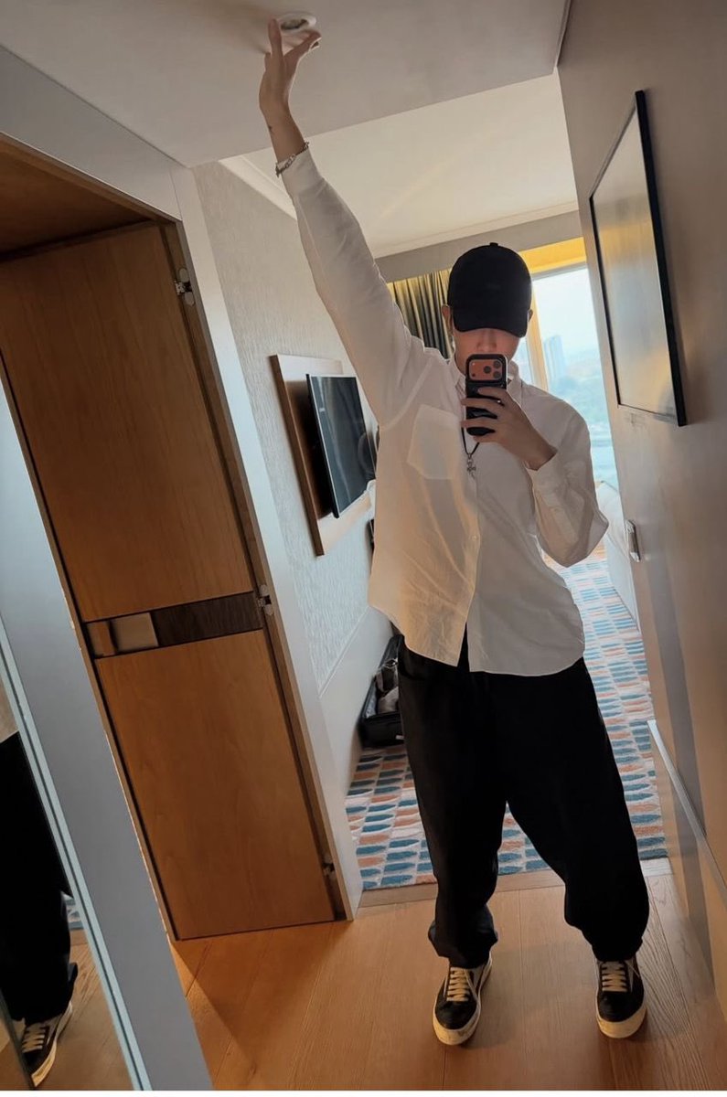 01rkive's tweet photo. 피곤할 땐 스스로에게 부드러움을 허락하시길 바랍니다. 그럴 자격이 있다는 걸 알아주셨으면 좋겠어요. 무능하거나 뒤처진다고 해서 스스로를 비난하지 않으셨으면 좋겠습니다.

우리는 열심히 일해서 생계를 유지해야 한다는 압박을 받습니다. 성공은 끊임없이 쫓아야 하는 목표로 여겨지기 때문이죠. 물론 가족도 소홀히 할 수 없습니다. 인간관계는 가장 소중한 가치라고들 하니, 가족을 돌보는 것 또한 우리의 책임입니다. 동시에 첫인상이 중요하니 운동을 하고 건강을 유지해야 한다는 말도 듣습니다. 에너지가 곧 화폐이니 건강해야 한다는 거죠. 하지만 운동만으로는 부족합니다. 식단도 관리해야 하고, 식품 성분표를 꼼꼼히 읽고, 진짜인지 유기농인지 따져봐야 합니다. 요즘 세상에 진정성이 느껴지는 게 없으니까요. 제대로 휴식을 취하고 긴장을 풀기 위해 수면 습관도 개선해야 합니다. 그리고 사람들과의 교류는 중요하니 초대도 거절할 수 없죠. 집에만 너무 오래 있을 수도 없습니다. 보고 경험해야 할 것들이 너무 많으니까요. 온라인에서 사람들이 아무리 그렇지 않다고 설득하려 해도 삶은 쉽지 않다. 그리고 그런 현실은 정말 지치고 벅찬 일이다.