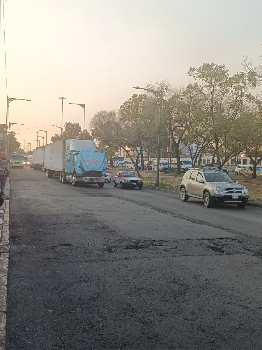 Loey928's tweet photo. @UCS_GCDMX @C5_CDMX
@SSC_CDMX
No puede ser posible que a esta hora la Zaragoza es un caos y no puedan quitar a ese tráiler descompuesto. Esta antes de llegar al metro Guelatao dirección oriente https://t.co/AzR0g2Dr3h