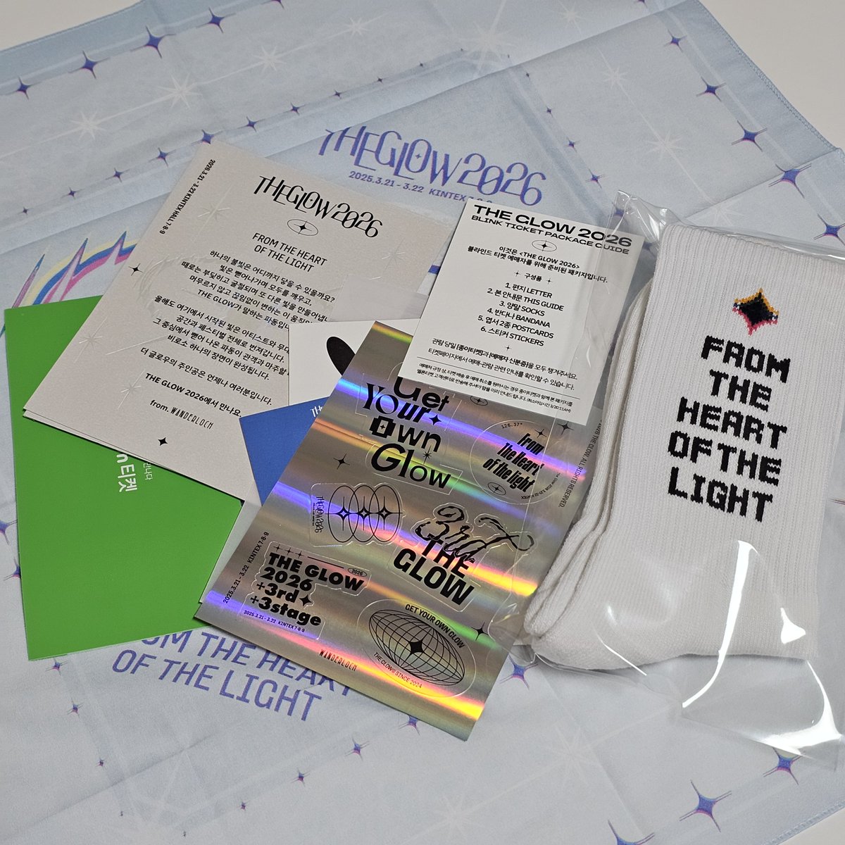 더글로우 블라인드 티켓왔는데 티켓/편지/안내문/양말/반다나/엽서2종/스티커 이걸 패키지로 담아서 보내줌. 맨날 싸가지없이 티켓값만 오억하고 엠디로 파는 페벌사이에서 더글로우 역시 보법이 다르다