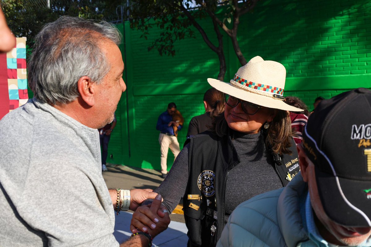 El Vergel fue una de las calles que más señalaban las y los vecinos de Las Peñas por sus grietas y el deterioro del pavimento. Hoy es una vialidad renovada y más segura para todas y todos.

Intervenimos 12 mil 100 metros cuadrados con reencarpetado y colocamos 10 reductores de