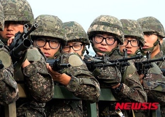 군인들 절대 지지하는데

김원훈 군대 유튜브보고 새삼

과거 군인들이랑 전투력 차이는 느껴지네

요샌 좀 나사빠진거 맞는거같다.