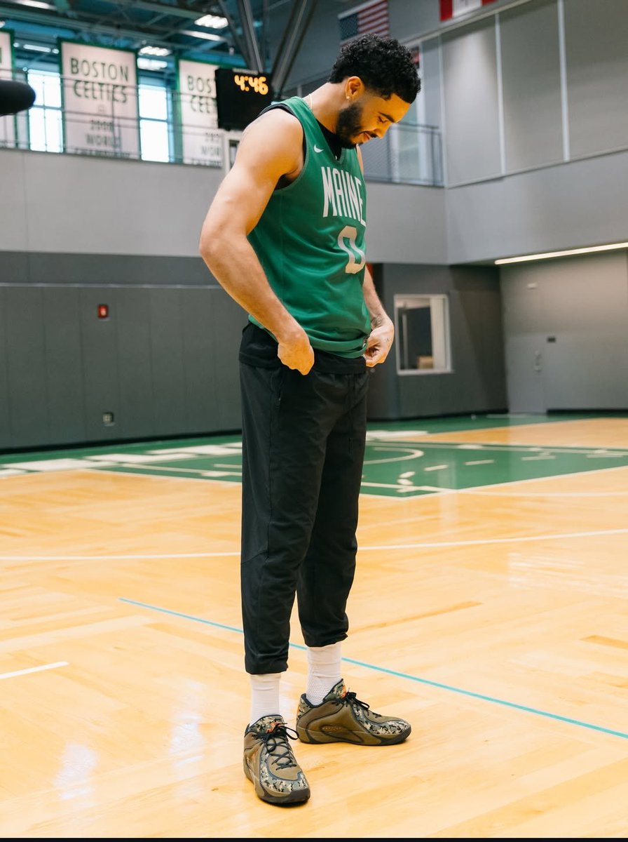 Look at the shoes 👀 Don't call it comeback!!