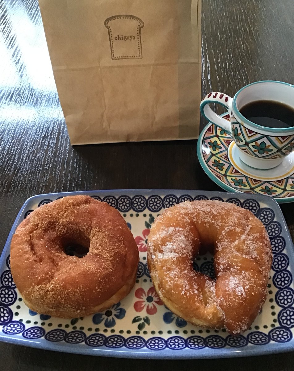 yurimatsuzaki_n's tweet photo. きょう2/12は「脂の木曜日」
ポーランドではポンチキというドーナツをひたすら食べまくる日です。
というわけでさいきん食べたドーナツ写真をご紹介。
https://t.co/dPqMPyNLbJ https://t.co/z5TPW965YS