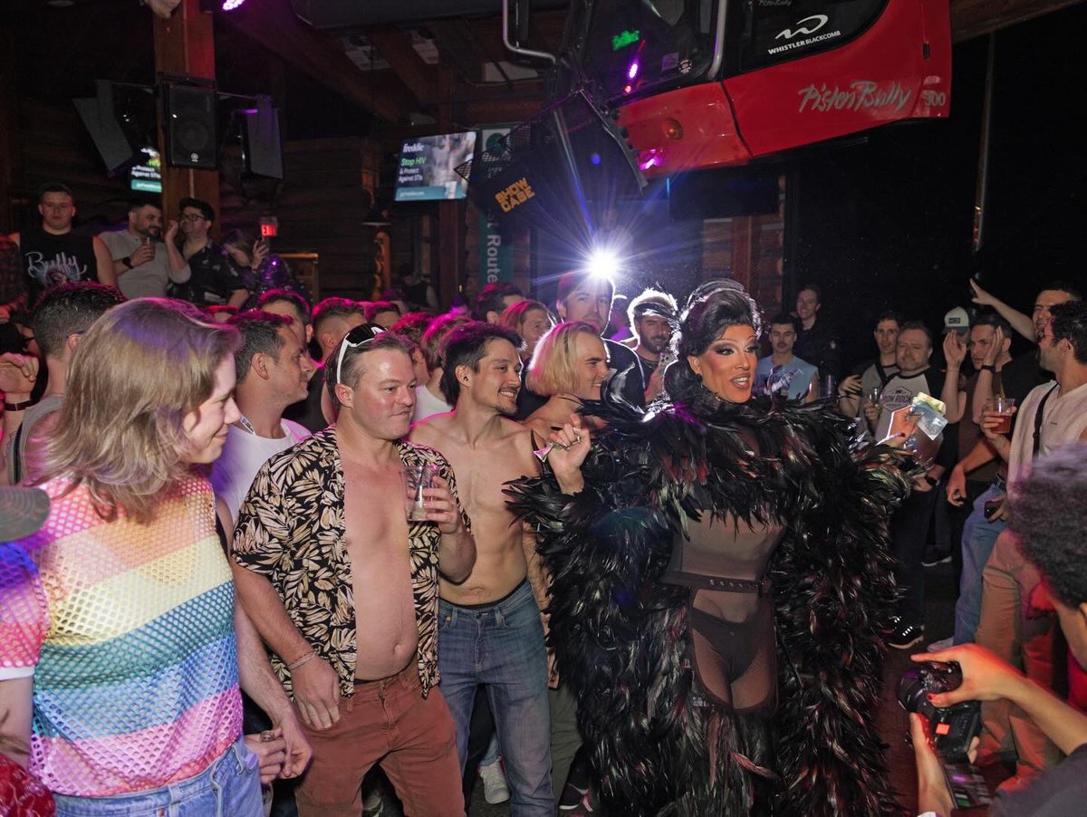 br_webb's tweet image. A quick backstage moment with @kendallgenderxo, a Canadian icon proving drag can be art, leadership, and change—that’s genuine True North energy. 

#HomoCultureTour #DragRaceCanada #CanadianIcon #ChangeMaker #LiveOutLoud