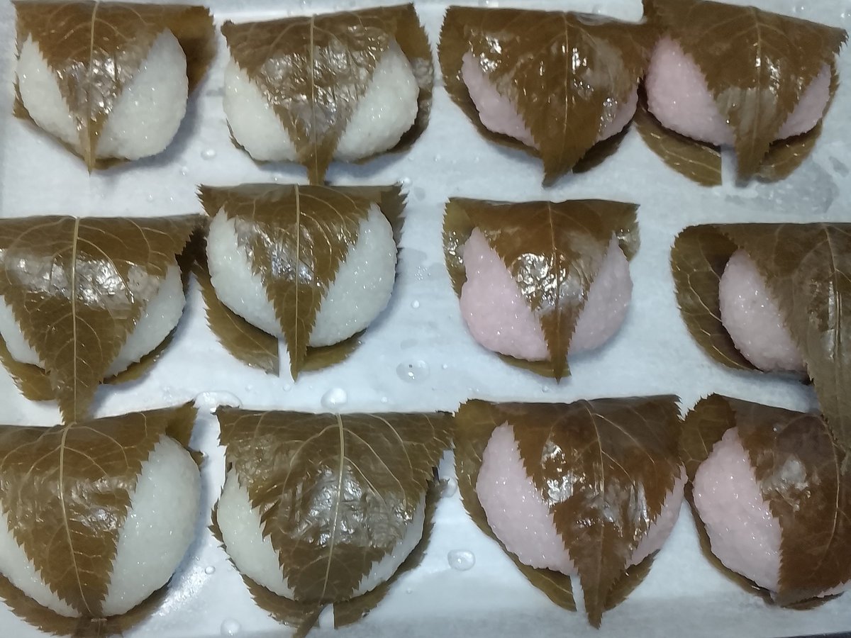 桜もち🌸出来ました〜ヾ(*ΦωΦ)ﾉ ﾋｬｯﾎｩ ︎🤍粒あん🩷こしあん