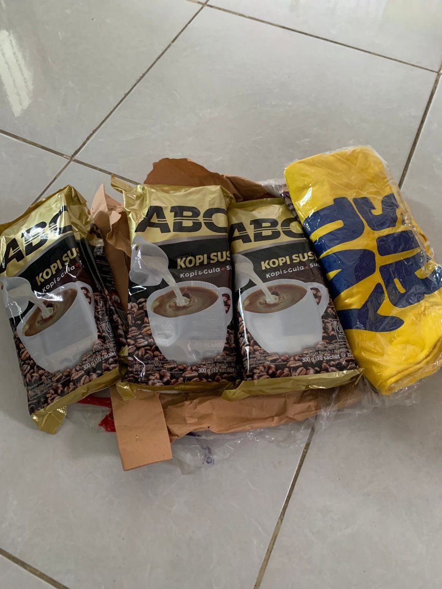 zienumax's tweet photo. Alhamdulillah, haiii @kopiabc_id paketnya dah sampai yes! Makasiih hadiahnyaaa, pas hari ini @persib maen, nobar sambil seruput koi ABC mantaaap maniaaa, manciing!! #PersibDay #KopiABC https://t.co/HIHHa4ssYV