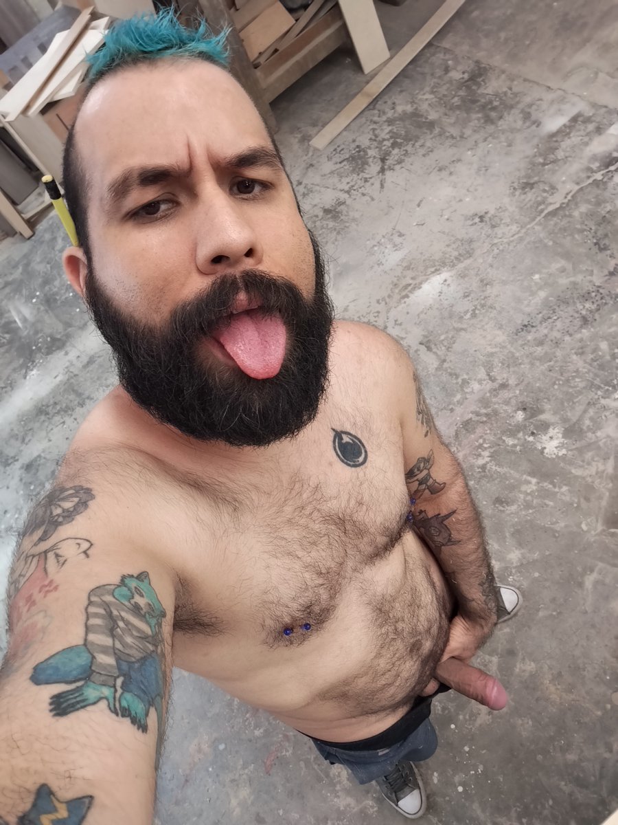 TRABAJANDO EN EL TALLER YA SUDADO Y CANSADO.