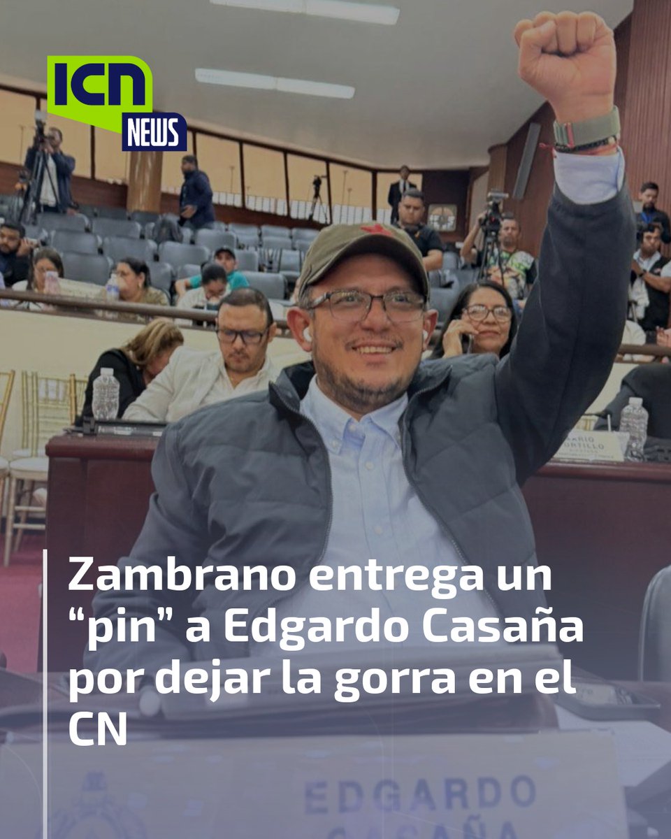ICNDigital's tweet photo. #Política🔴|  𝐙𝐚𝐦𝐛𝐫𝐚𝐧𝐨 𝐞𝐧𝐭𝐫𝐞𝐠𝐚 𝐮𝐧 𝐩𝐢𝐧 𝐚 𝐄𝐝𝐠𝐚𝐫𝐝𝐨 𝐂𝐚𝐬𝐚𝐧̃𝐚 𝐩𝐨𝐫 𝐝𝐞𝐣𝐚𝐫 𝐥𝐚 𝐠𝐨𝐫𝐫𝐚 𝐞𝐧 𝐞𝐥 𝐂𝐨𝐧𝐠𝐫𝐞𝐬𝐨

El presidente del Congreso Nacional, Tomás Zambrano, entregó un pin al diputado Edgardo Casaña luego de que este dejara de utilizar gorra durante las sesiones del Legislativo.