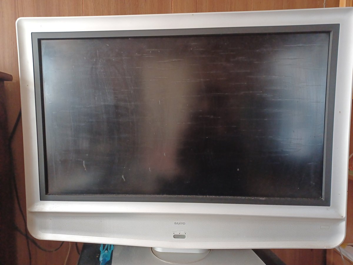 junclover's tweet photo. ここ数年冬になると調子が悪くなっていたテレビ。今朝うんともすんともいわなくなりました。20数年頑張ってくれたテレビ。お疲れ様でした📺 https://t.co/VYFXdQm2bp