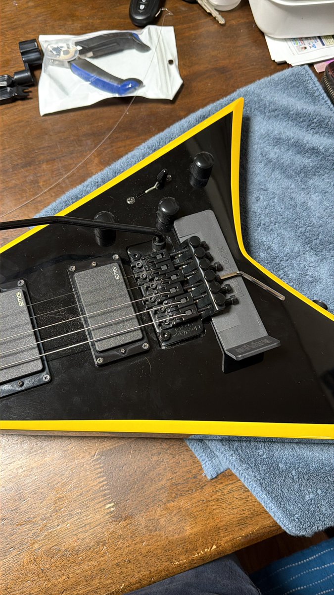 Bulleta666's tweet photo. Hatebreeder のソロ弾いてたらチョーキングで1弦切れたw
今日は弦交換とメンテナンス！
#jackson #guitar https://t.co/Ml6qT2qrJp