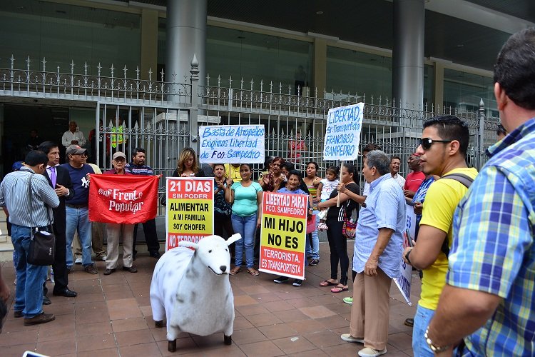 Resulta que llamar a juicio y encarcelar a una tracalada de delincuentes que nos han saqueado, es perder el estado de derecho?
¿Acaso ya se olvidaron que apresaron a Francisco Sampedro por cargar un borrego [monigote], acusándolo de portar armas químicas, atómicas y nucleares?