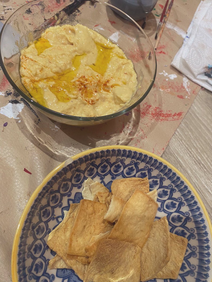 ladonastewart's tweet photo. Mamá no hay hummus? No pero hay garbanzos y thermomix, saca un ajo, limon, comino, tahine, sal, aceite de olivo y paprika https://t.co/MgPOKSTL4r