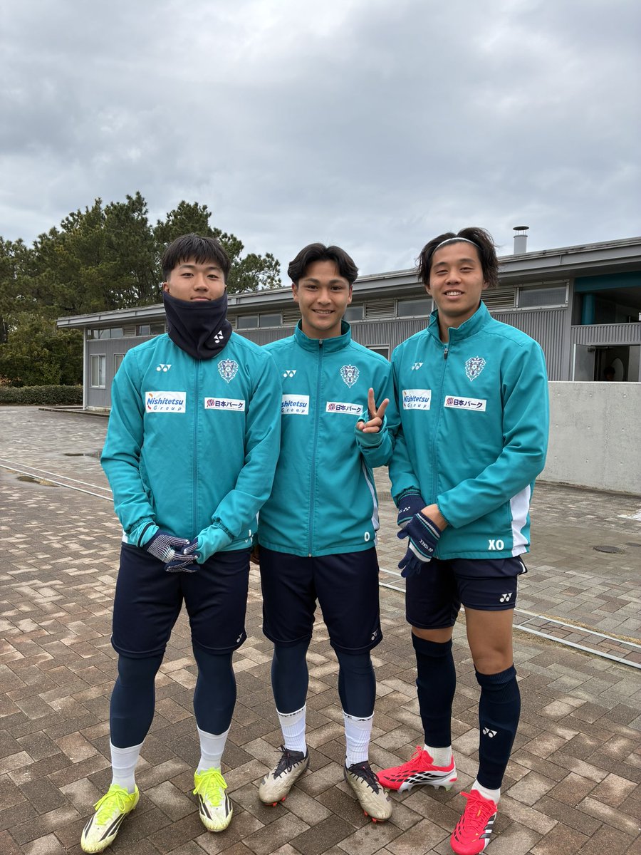 Aコートで公開練習スタート🐝 たくさんの方に来ていただいています