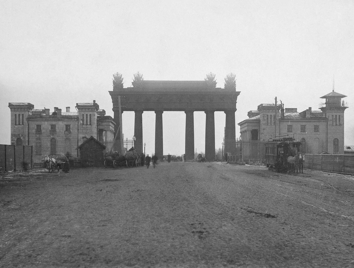 Московские триумфальные ворота, 1895 год. 
📸 К. К. Булла.