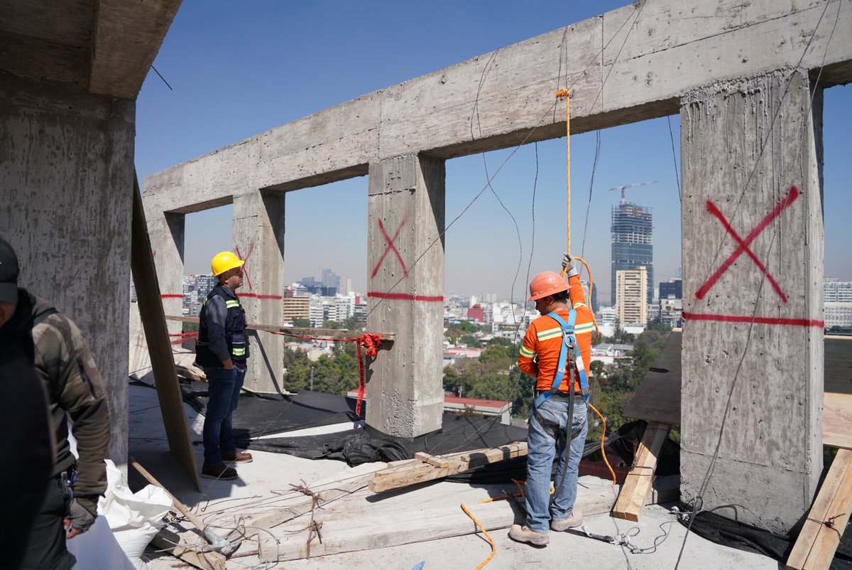 mauriciotabe's tweet photo. Nos reportaron la construcción de un piso de más en Campos Elíseos 468, clausuramos y colocamos tapiales. Ahora, el desarrollador deberá demoler lo que se construyó de más. 

Seguimos firmes: En Miguel Hidalgo se cumple la ley.👊🏻 https://t.co/2dZBLBuvks