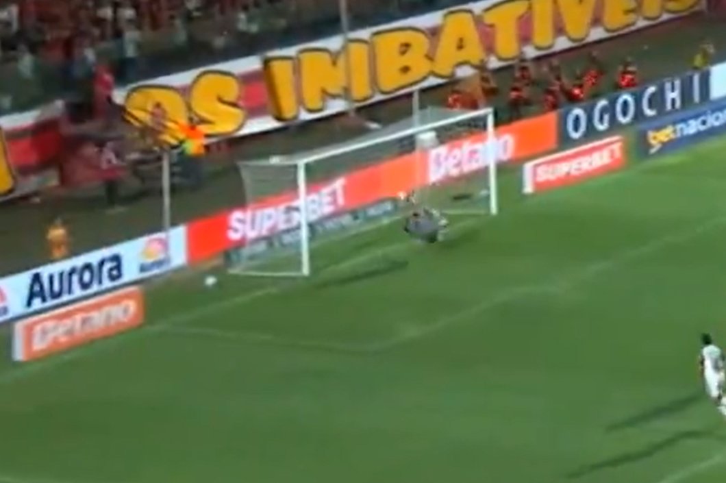 ticaracatica's tweet image. Mlq, eu nunca vi um gol de fora da área que a bola bateu primeiro na rede de cima. Que bizarro.