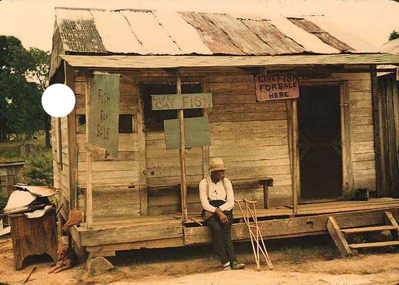 EchoesofWarYT's tweet image. Live fish for sale in Natchitoches, LA, 1940.