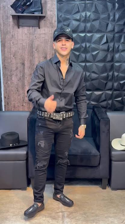 EmilioVallejoRL's tweet photo. Literalmente México está repleto de alucines vestidos a la usanza del narco y no los confunden con sicarios.

No veo como según Harfuch, a los mineros e ingenieros asesinados en Sinaloa -vestidos con chalecos reflectores y cascos-, pudieron haberlos confundido con narcos.

El Secretario de Seguridad insulta la inteligencia de los mexicanos.