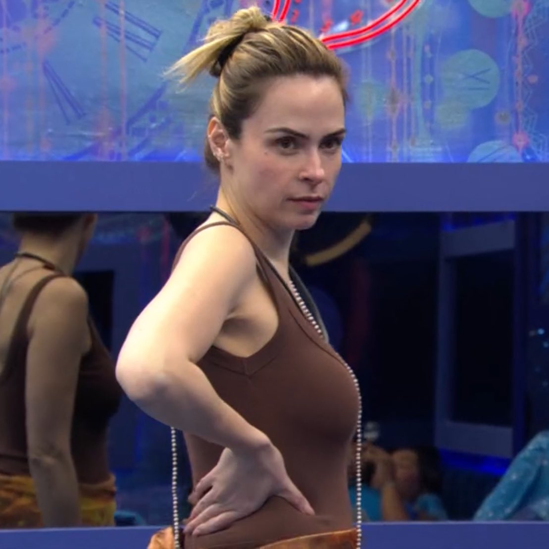 emmnswan's tweet image. se ela me olha assim eu desmonto na hora