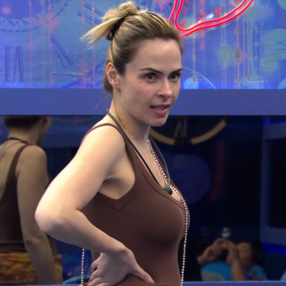 emmnswan's tweet image. se ela me olha assim eu desmonto na hora