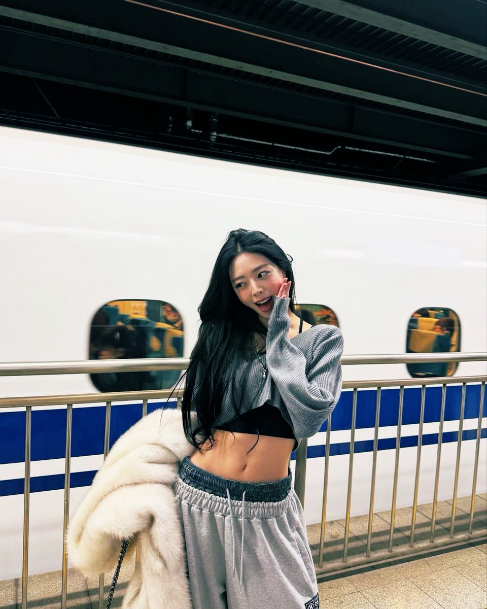 PEACHSUNRlSE's tweet photo. ᴛʜᴀᴛ ᴄᴏᴀᴛ ʏᴏᴜ ᴀꜱᴋᴇᴅ ʏᴏᴜʀ ᴅᴀᴅᴅʏ ꜰᴏʀ, ʜɪꜱ ᴛᴇᴇɴᴀɢᴇ ᴍɪꜱᴛʀᴇꜱꜱ ᴡᴀɴᴛᴇᴅ ᴛʜᴇ ꜱᴀᴍᴇ ᴏɴᴇ. ɢᴜᴇꜱꜱ ᴡʜɪᴄʜ ᴏꜰ ʜɪꜱ ʟɪᴛᴛʟᴇ ɢɪʀʟꜱ ʜᴇ ʟᴏᴠ��ꜱ ᴍᴏʀᴇ. https://t.co/7Eyc8SKGUA