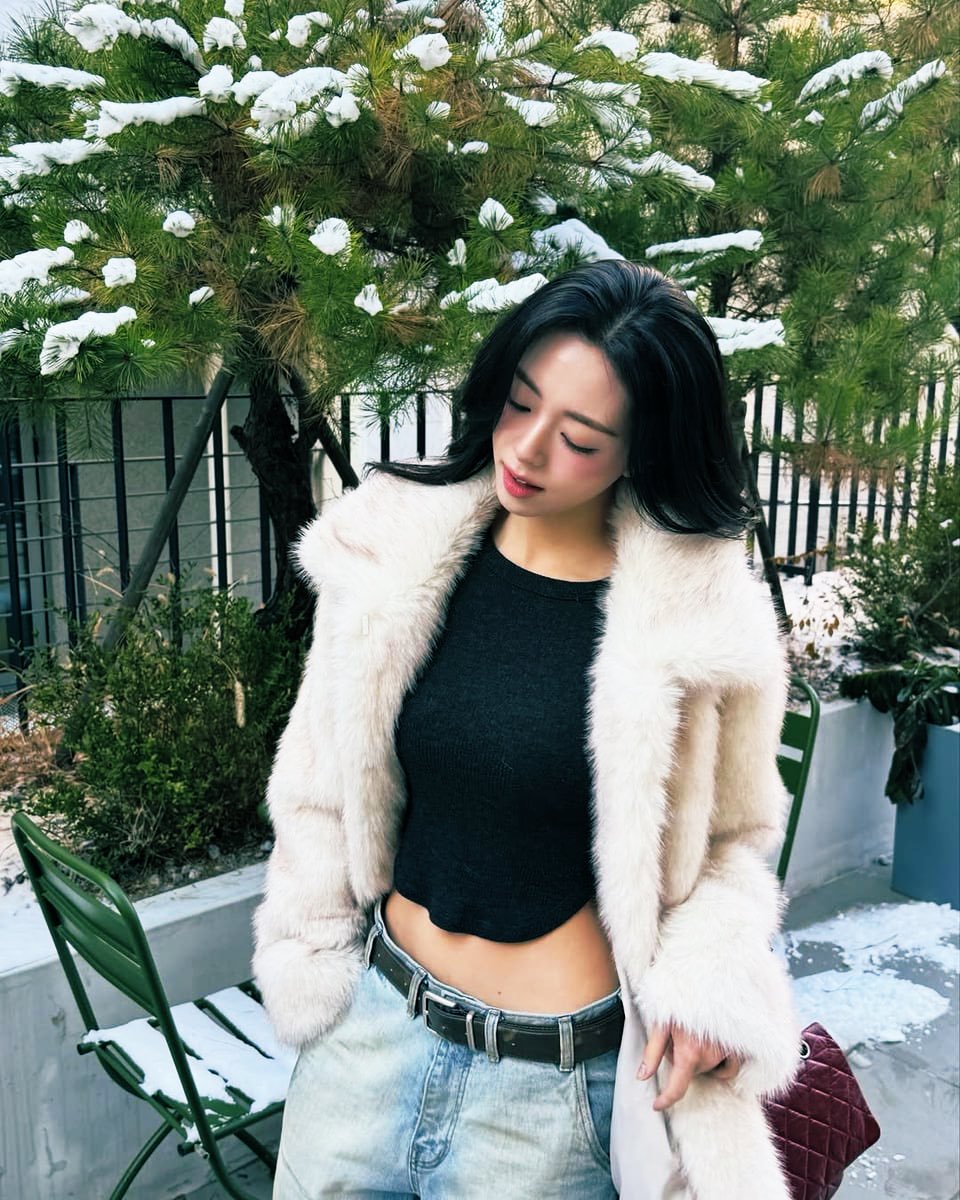 PEACHSUNRlSE's tweet photo. ᴛʜᴀᴛ ᴄᴏᴀᴛ ʏᴏᴜ ᴀꜱᴋᴇᴅ ʏᴏᴜʀ ᴅᴀᴅᴅʏ ꜰᴏʀ, ʜɪꜱ ᴛᴇᴇɴᴀɢᴇ ᴍɪꜱᴛʀᴇꜱꜱ ᴡᴀɴᴛᴇᴅ ᴛʜᴇ ꜱᴀᴍᴇ ᴏɴᴇ. ɢᴜᴇꜱꜱ ᴡʜɪᴄʜ ᴏꜰ ʜɪꜱ ʟɪᴛᴛʟᴇ ɢɪʀʟꜱ ʜᴇ ʟᴏᴠ��ꜱ ᴍᴏʀᴇ. https://t.co/7Eyc8SKGUA