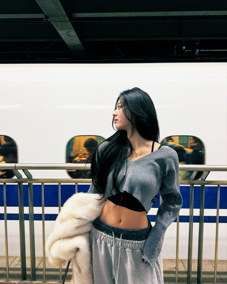 PEACHSUNRlSE's tweet photo. ᴛʜᴀᴛ ᴄᴏᴀᴛ ʏᴏᴜ ᴀꜱᴋᴇᴅ ʏᴏᴜʀ ᴅᴀᴅᴅʏ ꜰᴏʀ, ʜɪꜱ ᴛᴇᴇɴᴀɢᴇ ᴍɪꜱᴛʀᴇꜱꜱ ᴡᴀɴᴛᴇᴅ ᴛʜᴇ ꜱᴀᴍᴇ ᴏɴᴇ. ɢᴜᴇꜱꜱ ᴡʜɪᴄʜ ᴏꜰ ʜɪꜱ ʟɪᴛᴛʟᴇ ɢɪʀʟꜱ ʜᴇ ʟᴏᴠ��ꜱ ᴍᴏʀᴇ. https://t.co/7Eyc8SKGUA